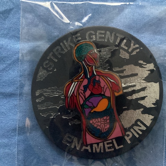 Assortment of enamel pins. (5) in total. - Picture 3 of 6